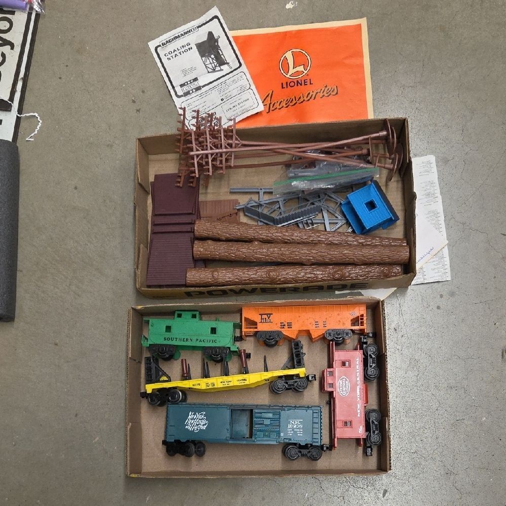 lot of 5 HO scale Train Cars, Tower, Buildings and more